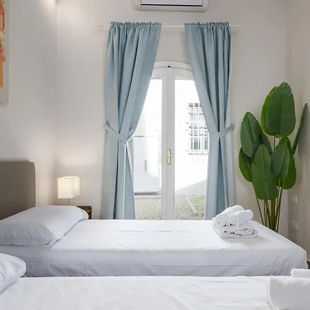 Apartamento With Private Garden